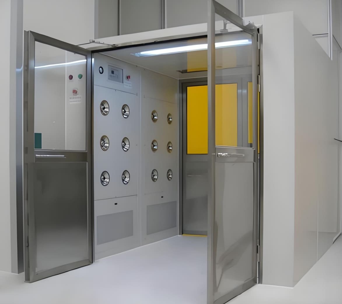 Técnico AZVIR realizando prueba en cuarto limpio industrial con Cargo Air Shower